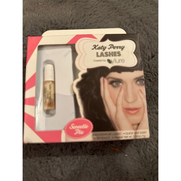 Lash Lot - Picture 2 of 4